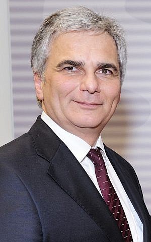 Werner Faymann (Präsentation von Eugen Freund, EU-Wahl / Wikipedia)