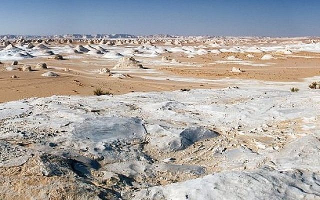 The White Desert between Farafra and Bahariya in western Egypt. (Nomo/Michael Hoefner/Wikimedia Creative Commons) The White Desert between Farafra and Bahariya in western Egypt. (Nomo/Michael Hoefner/Wikimedia Creative Commons)
