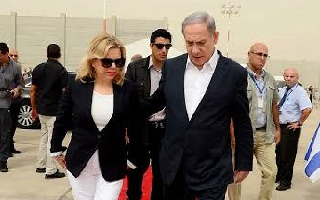 Benjamin Netanyahu (R) and his wife, Sara, board a plane ahead of a visit to Britain, September 9, 2015 (Avi Ohayun, PMO)