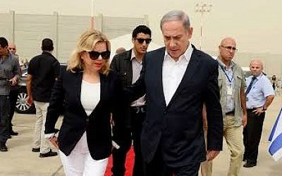 Benjamin Netanyahu (R) and his wife, Sara, board a plane ahead of a visit to Britain, September 9, 2015 (Avi Ohayun, PMO)