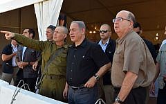 Prime Minister Benjamin Netanyahu (center) and Defense Minister Moshe Ya'alon (right) visit the route of a planned fence along the southern part of Israel's border with Jordan, September 6, 2015. (Ariel Harmoni/Defense Ministry)