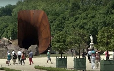 The 'Dirty Corner,' or 'Queen's Vagina,' in Versailles, France (screen capture: al-Jazeera via YouTube)
