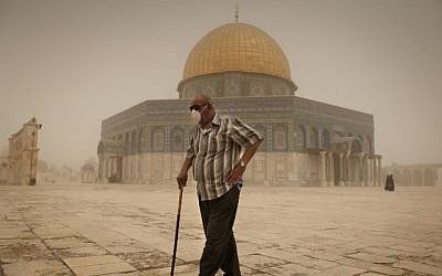 A Palestinian man wears a mask to protect his face from the dust as he walks past the Dome of the Rock mosque in the al-Aqsa Mosque compound, during a sandstorm on September 8, 2015, in the old city of Jerusalem. (AFP/AHMAD GHARABLI) A Palestinian man wears a mask to protect his face from the dust as he walks past the Dome of the Rock mosque in the al-Aqsa Mosque compound, during a sandstorm on September 8, 2015, in the old city of Jerusalem. (AFP/AHMAD GHARABLI)