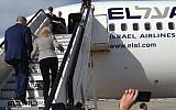 Prime Minister Benjamin Netanyahu and his wife enter an El Al jet bound for New York City on September 29, 2015. (Raphael Ahren, Times of Israel staff)