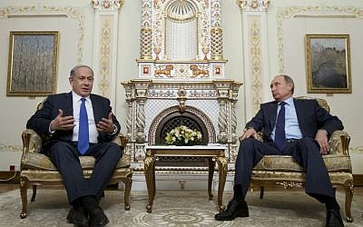 Russian President Vladimir Putin (R) meets with Prime Minister Benjamin Netanyahu at the Novo-Ogaryovo residence, in Moscow, on September 21, 2015. (AFP PHOTO/POOL/IVAN SEKRETAREV)