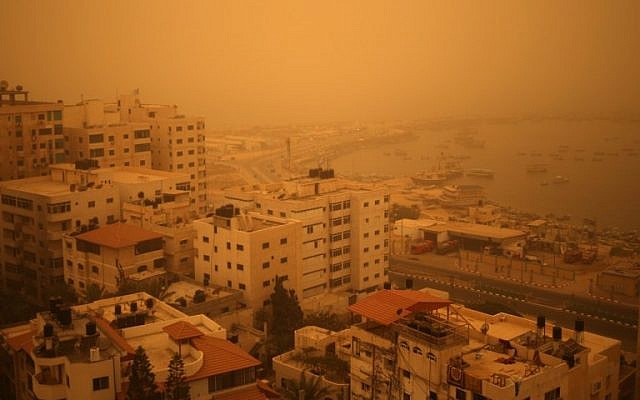 A picture taken on September 8, 2015, shows Gaza City's seafront shrouded in a thick cloud of dust. (AFP/MOHAMMED ABED) A picture taken on September 8, 2015, shows Gaza City's seafront shrouded in a thick cloud of dust. (AFP/MOHAMMED ABED)