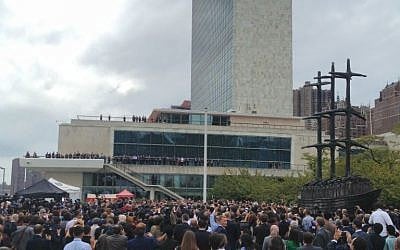 The Palestinian flag is about to be raised outside UN Headquarters in New York during the 70th session of the UN General Assembly on September 30, 2015 (Raphael Ahren)