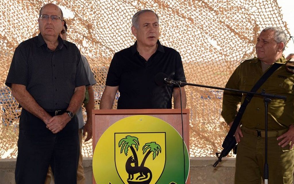 Prime Minister Benjamin Netanyahu visits the Gaza border together with Defense minister Moshe Ya'alon (L), and IDF Chief of Staff Lt. Gen. Gadi Eisenkot (R) on October 20, 2015. (Chaim Tzach/GPO)