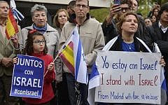 Supporters hold signs reading 'Together with Israel' at a rally called by the Federation of Jewish Communities in Spain (FCJE) and the Jewish Community of Madrid, in front of the Israeli embassy in Madrid on October 18, 2015. (AFP PHOTO/PEDRO ARMESTRE)