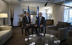 Benjamin Netanyahu (right), and Secretary of State John Kerry (left) meet at a hotel in Berlin, Germany, on October 22, 2015. (AFP/Carlo Allegri/Pool)