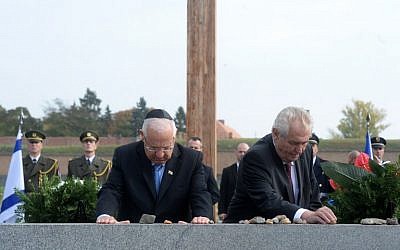 File: Czech President Milos Zeman, right, and his Israeli counterpart Reuven Rivlin put stones on the memorial during a remembrance ceremony for the victims at the former Nazi concentration camp of Terezin, October 22, 2015. (AFP/Michal Cizek)