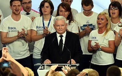 Jaroslaw Kaczynski, leader of the conservative opposition Law and Justice (PiS) speaks at the party's headquarters in Warsaw after exit poll results are announced on October 25, 2015. (AFP/Janek Skarzynski)