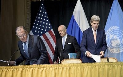 Russian Foreign Minister Sergei Lavrov (left), UN Special Envoy for Syria Staffan de Mistura (center) and US Secretary of State John Kerry arrive for a press conference at the Grand Hotel in Vienna, Austria on October 30, 2015. (AFP PHOTO/POOL/BRENDAN SMIALOWSKI)