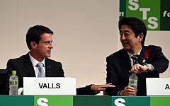 French Prime Minister Manuel Valls, left speaks to Japan's Prime Minister Shinzo Abe while attending the opening session of the Science and Technology in Society forum in Kyoto on October 4, 2015. (AFP/TOSHIFUMI KITAMURA)