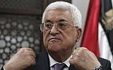 Palestinian Authority President Mahmoud Abbas speaks with journalists at his office in the West Bank city of Ramallah on October 6, 2015. (AFP/Ahmad Gharabli)