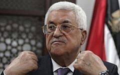 Palestinian Authority President Mahmoud Abbas speaks with journalists at his office in the West Bank city of Ramallah on October 6, 2015. (AFP/Ahmad Gharabli)