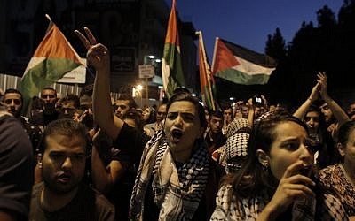 Israeli-Arab protesters shout slogans during a rally in support of the Palestinian people in the northern Israeli city of Nazareth, October 8, 2015. (AFP/AHMAD GHARABLI)