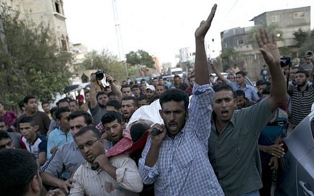 Palestinian men carry the body of 21-year-old Hamoda Mohsen, who died during clashes with Israeli security forces near the border of Khan Yunis in the southern Gaza Strip, during his funeral on October 9, 2015 (Said Khatib/AFP)