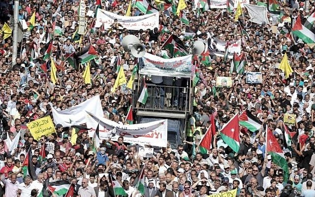 Jordanian protesters wave the national and Palestinian flags during a demonstration near the Israeli Embassy in the capital Amman in solidarity with the Palestinians on October 16, 2015. (Khalil Mazraawi/AFP) Jordanian protesters wave the national and Palestinian flags during a demonstration near the Israeli Embassy in the capital Amman in solidarity with the Palestinians on October 16, 2015. (Khalil Mazraawi/AFP)