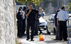 Israeli security forces at the scene of an attempted stabbing of a Border Police officer in the Jerusalem neighborhood of Armon Hanatziv, on October 17, 2015 (AFP/Ahmad Gharabli)