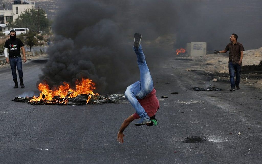 A Palestinian protester taunts Israeli border police during clashes next to the Jewish settlement of Beit El, north of Ramallah on October 19, 2015. (AFP/ABBAS MOMANI)