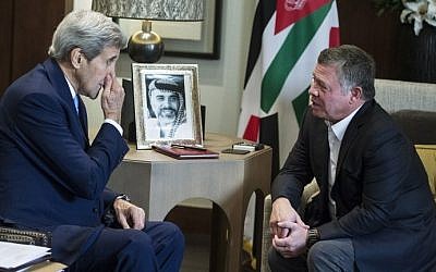 US Secretary of State John Kerry (L) holds a meeting with Jordan's King Abdullah II at the Royal Palace in the Jordanian capital, Amman on October 24, 2015. (AFP Photo/Pool/Carlo Allegri)