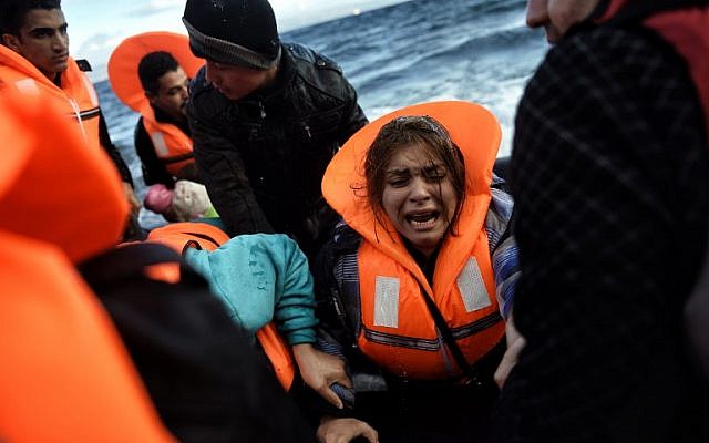 Refugees and migrants arrive at the Greek island of Lesbos after crossing the Aegean sea from Turkey on October 1, 2015. (AFP PHOTO / ARIS MESSINIS)