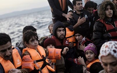 Refugees and migrants arrive at the Lesbos island after crossing the Aegean Sea from Turkey on October 8, 2015 (AFP PHOTO / ARIS MESSINIS)
