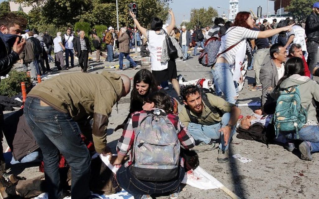 People help victims following bomb attacks at a rally in Turkey's capital Ankara, on October 10, 2015 (Fatih Pinar/AFP)