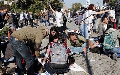 People help victims following bomb attacks at a rally in Turkey's capital Ankara, on October 10, 2015 (Fatih Pinar/AFP)