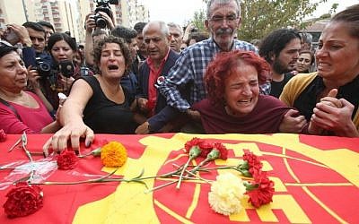 Relatives mourn over the coffin of Korkmaz Tedik, a board member of the Turkish Labour Party (EMEP), who was killed in twin bombings in Ankara the day before, during his funeral in the capital, on October 11, 2015. (AFP/ADEM ALTAN)