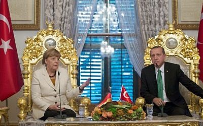 German Chancellor Angela Merkel (left) and Turkish President Recep Tayyip Erdogan during their meeting in Istanbul, Turkey, on October 18, 2015. (AFP/Tolgas Bozoglu/Pool)