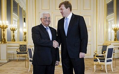Dutch King Willem-Alexander (R) receives Palestinian President Mahmoud Abbas at Noordeinde Palace in The Hague, Netherlands, on October 30, 2015. (AFP PHOTO/ANP/REMKO DE WAAL) 