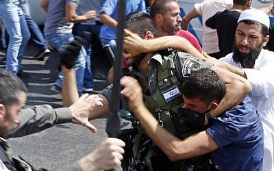 Israeli security forces clash with Palestinian protesters prevented from entering the Al-Aqsa Mosque on the Temple Mount for Friday prayers, on October 2, 2015. (AFP PHOTO/AHMAD GHARABLI)