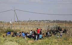 Gazan demonstrators approach the border fence with Israel during clashes with Israel Defense Forces troops on October 9, 2015. (AFP/Mohammed Abed)