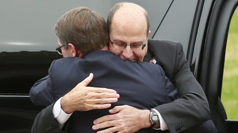 US Defense Secretary Ashton Carter embraces Defense Minister Moshe Ya'alon, facing forward, at the National Defense University in Washington on October 27, 2015. AFP/YURI GRIPAS) US Defense Secretary Ashton Carter embraces Defense Minister Moshe Ya'alon, facing forward, at the National Defense University in Washington on October 27, 2015. AFP/YURI GRIPAS)