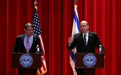 Ashton Carter, left, and Moshe Ya'alon, right, at the National Defense University in Washington, DC on October 27, 2015. ( Alex Wong/Getty Images/AFP)
