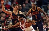 Derrick Rose of the Chicago Bulls drives against Matthew Dellavedova of the Cleveland Cavaliers during the season opening game at the United Center on October 27, 2015 in Chicago, Illinois.  (Jonathan Daniel/Getty Images/AFP)