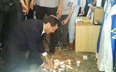 Opposition leader Isaac Herzog lights a candle in the site where Nehemia Lavi and Aharon Banita were stabbed to death in the Old City on October 3, 2015. Herzog toured the Old City of Jerusalem on Thursday, October 8, 2015. (Isaac Herzog's Facebook page)