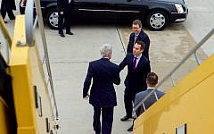 John Kerry shakes hands with US Ambassador to the Organization for Security and Cooperation in Europe Daniel Baer after arriving in Vienna, Austria, on October 29, 2015. (US State Department)