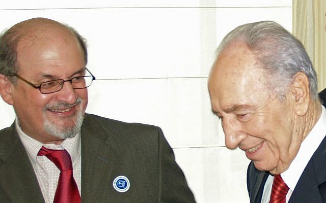 File: Salman Rushdie and Shimon Peres at an event in New York, September 2008. (David Shankbone/CC BY 2.0/Flickr)