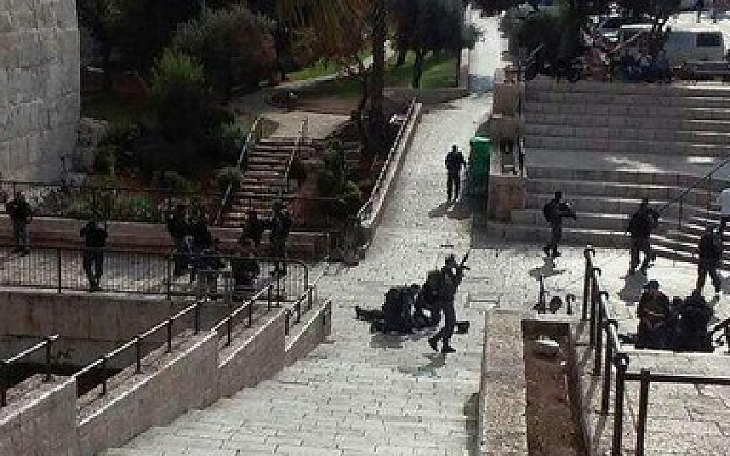 A screen capture from a stabbing attack in Jerusalem's Old City on Saturday, October 10, 2015 in which three police officers were injured, one of them seriously. The assailant was shot dead. (Screenshot/Channel 2)