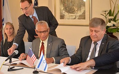 NASA Administrator Charles Bolden (L) and ISA Director Menachem Kidron sign the agreement at the 66th Annual International Astronautical Congress (IAC), October 13 2015 (Yair Zrika)