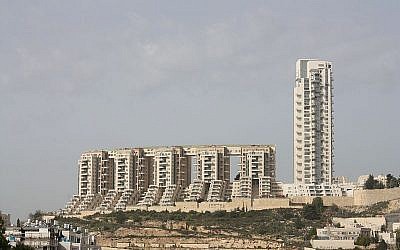 The Holyland housing complex in Jerusalem. (CC BY-SA 3.0 Adiel Lo/Wikipedia)