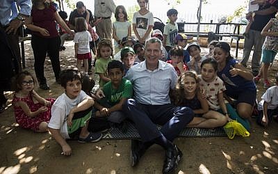 New York City mayor Bill de Blasio meets children from a mixed Israeli Jewish-Arab school in Beit Shemesh, October 17, 2015. (AP Photo/Tsafrir Abayov) New York City mayor Bill de Blasio meets children from a mixed Israeli Jewish-Arab school in Beit Shemesh, October 17, 2015. (AP Photo/Tsafrir Abayov)