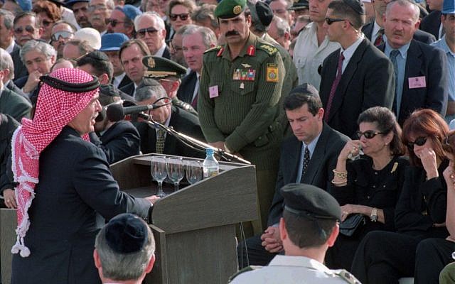 Jordan's King Hussein addresses mourners at the funeral of Yitzhak Rabin, in Jerusalem, Monday, November 6, 1995. At right are Yuval, Leah and Dalia Rabin. (AP Photo/Michel Lipchitz)