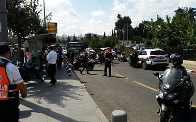 Medics and police at the scene of a stabbing attack in Jerusalem, October 8, 2015 (Magen David Adom)