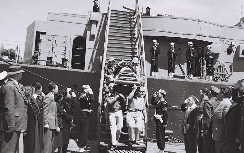 Hannah Senesh's coffin is lowered from the ship which carried her remains back to Israel. (Courtesy Doron Bar)