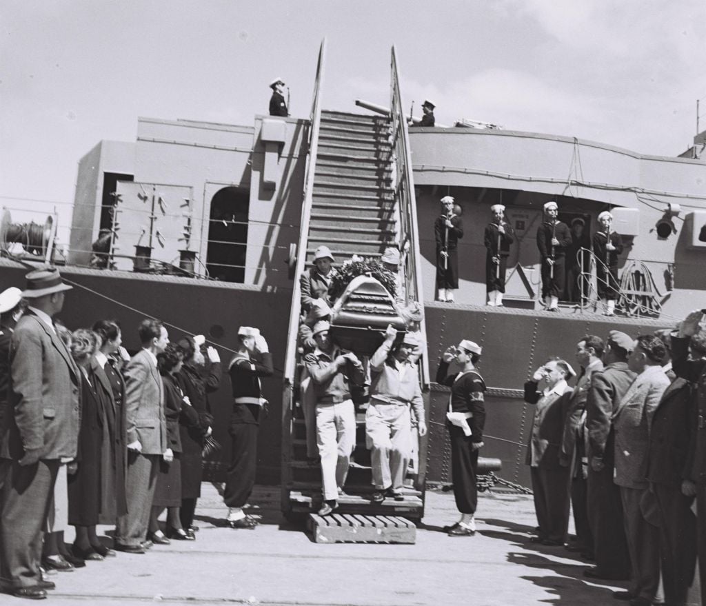 Lowering Hannah Senesh's coffin from the ship which carried her remains back to Israel (Courtesy Doron Bar)