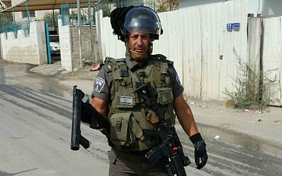 Doron Horowitz in his border police uniform, October 2015. What makes a 50-year-old Canadian leave everything to voluntarily patrol the chaotic streets of East Jerusalem? (courtesy)